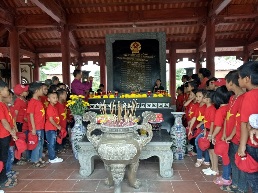 Thầy va trò trường tiểu học Diễn Lâm 2 dã ngoại về thăm quê Bác  và Truông Bồn